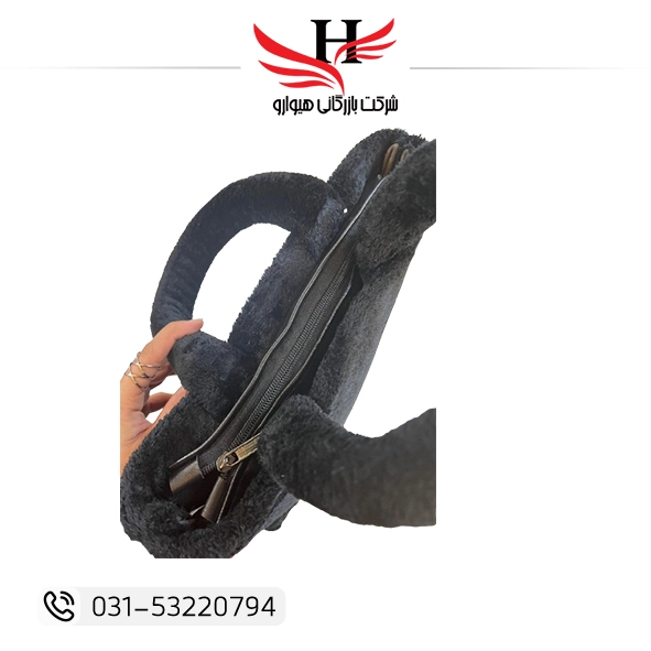 کیف دستی پشمی زنانه با طراحی شیک و گرم، مناسب استفاده روزمره و استایل پاییزی و زمستانی، گزینه‌ای پرفروش برای خرید عمده از هیوارو با نمایندگی شهرضا اصفهان و تهران